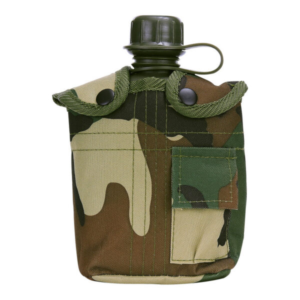341106 51 02 De Veldfles PVC met camo hoes is de ideale metgezel voor al je outdoor avonturen. Gemaakt van 100% PVC en voorzien van een camouflage hoes, biedt deze fles een inhoud van 1 liter en is perfect voor het hydrateren tijdens lange wandelingen, kampeertochten of militaire trainingen. De robuuste constructie garandeert duurzaamheid, terwijl het stijlvolle woodland ontwerp je uitrusting een extra flair geeft. Blijf gehydrateerd in stijl met deze praktische veldfles.