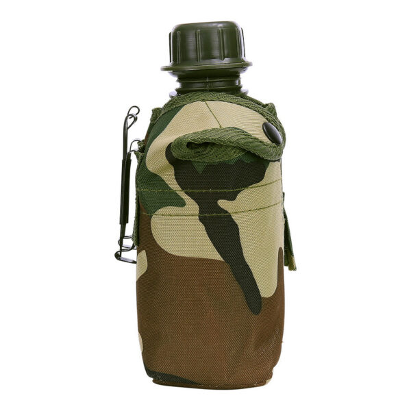 341106 51 03 De Veldfles PVC met camo hoes is de ideale metgezel voor al je outdoor avonturen. Gemaakt van 100% PVC en voorzien van een camouflage hoes, biedt deze fles een inhoud van 1 liter en is perfect voor het hydrateren tijdens lange wandelingen, kampeertochten of militaire trainingen. De robuuste constructie garandeert duurzaamheid, terwijl het stijlvolle woodland ontwerp je uitrusting een extra flair geeft. Blijf gehydrateerd in stijl met deze praktische veldfles.