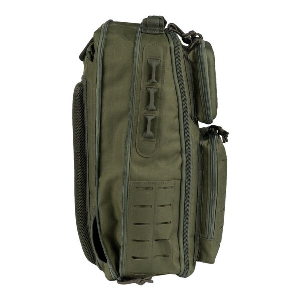 351704 11 08 1 <p>De Hardcase Hydration Rugzak 2-in-1 is de ideale metgezel voor avontuurlijke activiteiten. Deze veelzijdige rugzak beschikt over een geïntegreerd en verwijderbaar hydratatiepakket voor 2-3 liter water, terwijl het hardcase voorvak zorgt voor optimale bescherming van kwetsbare spullen zoals elektronica en brillen. Met een inhoud van 20 liter en meerdere mesh ritsvakken biedt deze rugzak voldoende opbergruimte. Dankzij het lasercut Molle-systeem aan beide zijden kun je eenvoudig extra uitrusting bevestigen. Perfect voor de serieuze outdoor-liefhebber!</p>