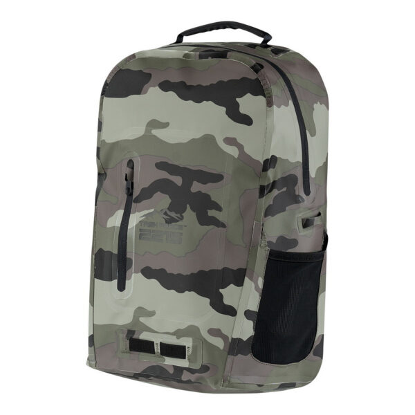 351745 51 01 De TF-2215 Ranger Drybag Camo 28L is een robuuste waterdichte rugzak, ideaal voor avontuurlijke outdoor activiteiten zoals kajakken, raften en trekking. Met een inhoud van 28 liter, ergonomische schouderriemen en gepolsterde rugpadding biedt deze tas optimaal comfort. Gemaakt van duurzaam 500D PVC met gesealde naden, houdt hij je spullen droog, zelfs bij spatwater of korte onderdompeling. Voorzien van handige opbergvakken en een functioneel sluitsysteem, is de Ranger Drybag perfect voor elke buitenliefhebber.