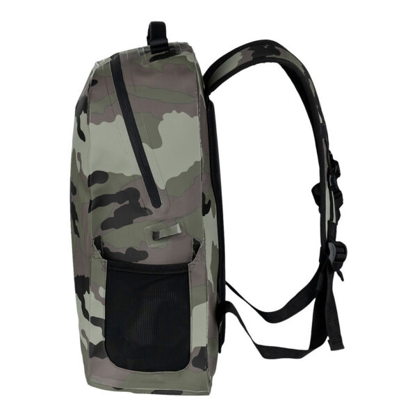351745 51 03 De TF-2215 Ranger Drybag Camo 28L is een robuuste waterdichte rugzak, ideaal voor avontuurlijke outdoor activiteiten zoals kajakken, raften en trekking. Met een inhoud van 28 liter, ergonomische schouderriemen en gepolsterde rugpadding biedt deze tas optimaal comfort. Gemaakt van duurzaam 500D PVC met gesealde naden, houdt hij je spullen droog, zelfs bij spatwater of korte onderdompeling. Voorzien van handige opbergvakken en een functioneel sluitsysteem, is de Ranger Drybag perfect voor elke buitenliefhebber.