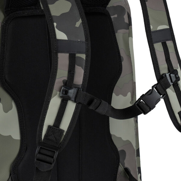 351745 51 06 De TF-2215 Ranger Drybag Camo 28L is een robuuste waterdichte rugzak, ideaal voor avontuurlijke outdoor activiteiten zoals kajakken, raften en trekking. Met een inhoud van 28 liter, ergonomische schouderriemen en gepolsterde rugpadding biedt deze tas optimaal comfort. Gemaakt van duurzaam 500D PVC met gesealde naden, houdt hij je spullen droog, zelfs bij spatwater of korte onderdompeling. Voorzien van handige opbergvakken en een functioneel sluitsysteem, is de Ranger Drybag perfect voor elke buitenliefhebber.