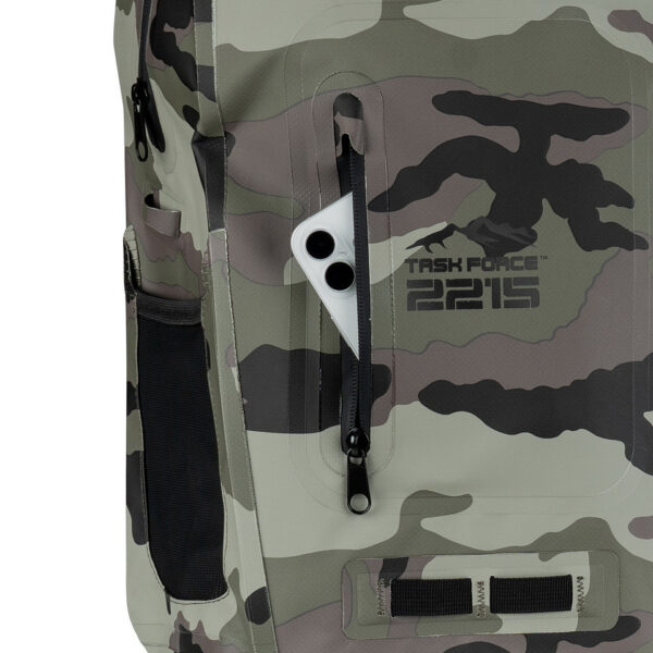 351745 51 07 De TF-2215 Ranger Drybag Camo 28L is een robuuste waterdichte rugzak, ideaal voor avontuurlijke outdoor activiteiten zoals kajakken, raften en trekking. Met een inhoud van 28 liter, ergonomische schouderriemen en gepolsterde rugpadding biedt deze tas optimaal comfort. Gemaakt van duurzaam 500D PVC met gesealde naden, houdt hij je spullen droog, zelfs bij spatwater of korte onderdompeling. Voorzien van handige opbergvakken en een functioneel sluitsysteem, is de Ranger Drybag perfect voor elke buitenliefhebber.