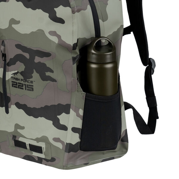 351745 51 08 De TF-2215 Ranger Drybag Camo 28L is een robuuste waterdichte rugzak, ideaal voor avontuurlijke outdoor activiteiten zoals kajakken, raften en trekking. Met een inhoud van 28 liter, ergonomische schouderriemen en gepolsterde rugpadding biedt deze tas optimaal comfort. Gemaakt van duurzaam 500D PVC met gesealde naden, houdt hij je spullen droog, zelfs bij spatwater of korte onderdompeling. Voorzien van handige opbergvakken en een functioneel sluitsysteem, is de Ranger Drybag perfect voor elke buitenliefhebber.