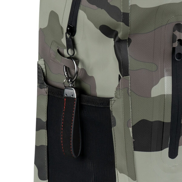 351745 51 09 De TF-2215 Ranger Drybag Camo 28L is een robuuste waterdichte rugzak, ideaal voor avontuurlijke outdoor activiteiten zoals kajakken, raften en trekking. Met een inhoud van 28 liter, ergonomische schouderriemen en gepolsterde rugpadding biedt deze tas optimaal comfort. Gemaakt van duurzaam 500D PVC met gesealde naden, houdt hij je spullen droog, zelfs bij spatwater of korte onderdompeling. Voorzien van handige opbergvakken en een functioneel sluitsysteem, is de Ranger Drybag perfect voor elke buitenliefhebber.