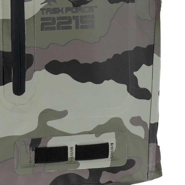 351745 51 10 De TF-2215 Ranger Drybag Camo 28L is een robuuste waterdichte rugzak, ideaal voor avontuurlijke outdoor activiteiten zoals kajakken, raften en trekking. Met een inhoud van 28 liter, ergonomische schouderriemen en gepolsterde rugpadding biedt deze tas optimaal comfort. Gemaakt van duurzaam 500D PVC met gesealde naden, houdt hij je spullen droog, zelfs bij spatwater of korte onderdompeling. Voorzien van handige opbergvakken en een functioneel sluitsysteem, is de Ranger Drybag perfect voor elke buitenliefhebber.