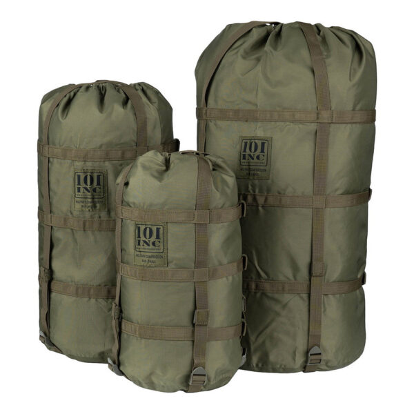 359261 11 05 1 <p>De Compressiezak Medium 25L is vervaardigd uit stevig 420D nylon en perfect voor het compact opbergen van slaapzakken en andere uitrustingen. Deze waterbestendige zak beschermt je spullen tegen vocht, zodat ze altijd droog blijven. Dankzij de speciale compressieriemen kun je de inhoud aanzienlijk verkleinen, wat extra ruimte in je rugzak creëert voor andere benodigdheden. Met een afmeting van 48 x 23 cm en een handige trekkoordsluiting is deze compressiezak de ideale oplossing voor elke outdoor avonturier.</p>