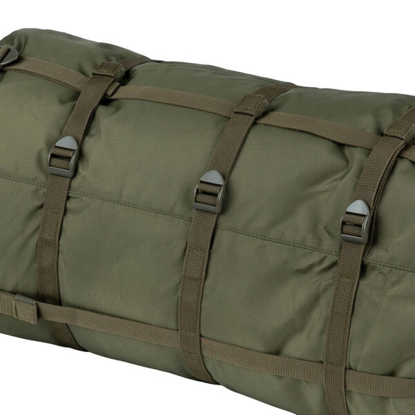 359262 11 03 1 De Compressiezak Large 40L is de ideale oplossing voor het opbergen en vervoeren van slaapzakken en andere uitrusting. Gemaakt van duurzaam 420D nylon, biedt deze waterbestendige zak bescherming tegen vocht in diverse weersomstandigheden. Met speciale compressieriemen kun je de inhoud aanzienlijk verkleinen, waardoor je meer ruimte overhoudt in je rugzak. De zak heeft een inhoud van 40 liter en een handige trekkoordsluiting, perfect voor jouw outdoor avonturen.
