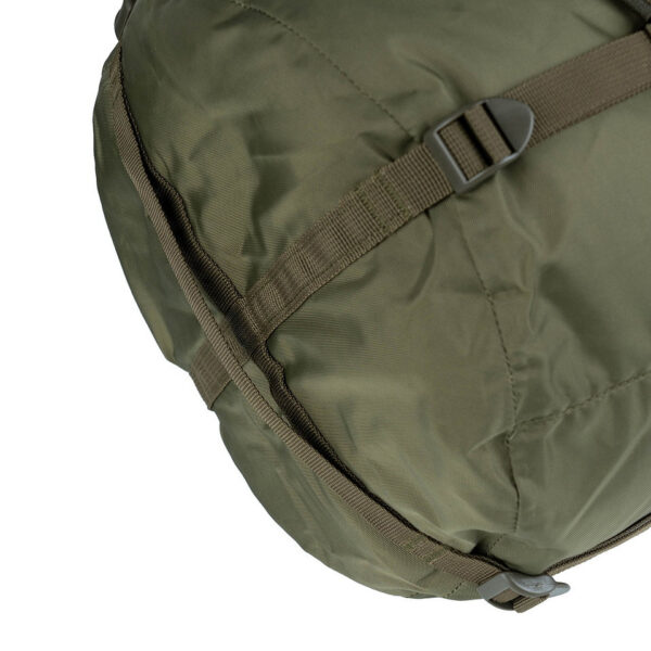 359262 11 04 1 De Compressiezak Large 40L is de ideale oplossing voor het opbergen en vervoeren van slaapzakken en andere uitrusting. Gemaakt van duurzaam 420D nylon, biedt deze waterbestendige zak bescherming tegen vocht in diverse weersomstandigheden. Met speciale compressieriemen kun je de inhoud aanzienlijk verkleinen, waardoor je meer ruimte overhoudt in je rugzak. De zak heeft een inhoud van 40 liter en een handige trekkoordsluiting, perfect voor jouw outdoor avonturen.
