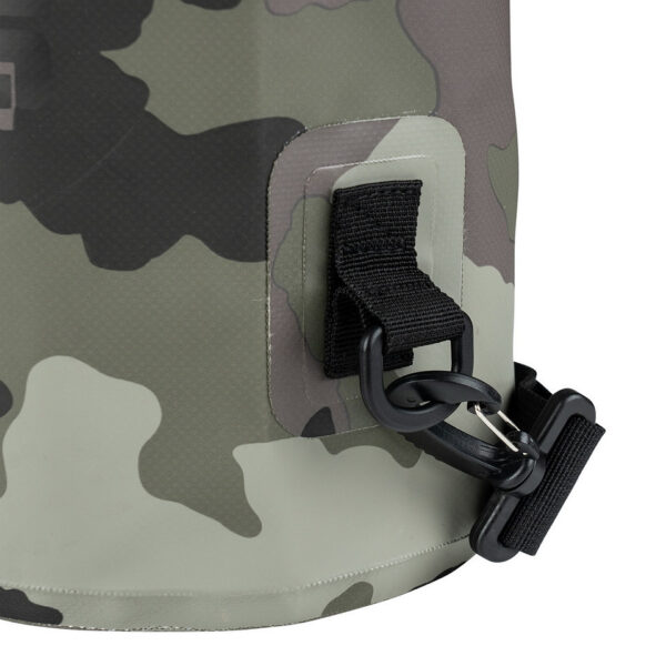 359346 51 06 <p>De TF-2215 Drybag 10L Camo is een robuuste waterdichte duffel bag, ideaal voor avontuurlijke outdoor activiteiten zoals kajakken, raften en kamperen. Dankzij het stevige handvat en het handige sluitsysteem blijft de inhoud tot 10 liter droog, zelfs bij spatwater en kortstondige onderdompeling. Met afmetingen van 42 x 20 x 20 cm is deze tas perfect voor al je essentiële spullen, zodat je zorgeloos van je avontuur kunt genieten.</p>