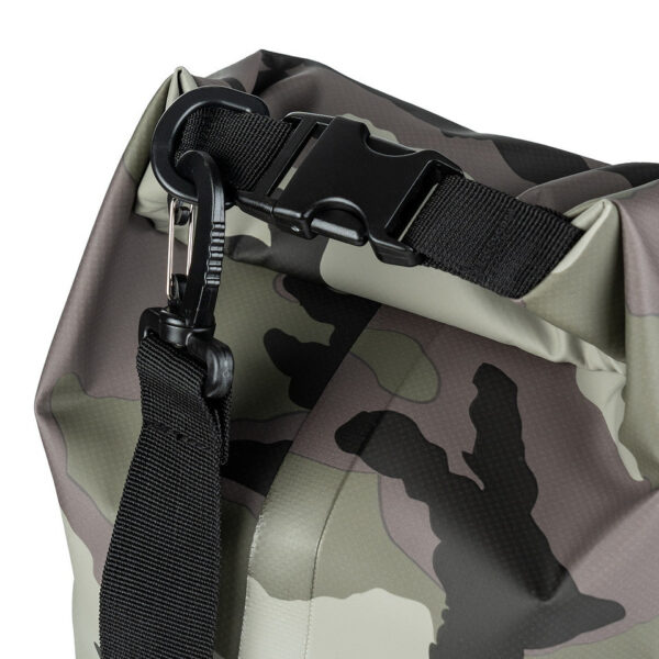 359346 51 07 <p>De TF-2215 Drybag 10L Camo is een robuuste waterdichte duffel bag, ideaal voor avontuurlijke outdoor activiteiten zoals kajakken, raften en kamperen. Dankzij het stevige handvat en het handige sluitsysteem blijft de inhoud tot 10 liter droog, zelfs bij spatwater en kortstondige onderdompeling. Met afmetingen van 42 x 20 x 20 cm is deze tas perfect voor al je essentiële spullen, zodat je zorgeloos van je avontuur kunt genieten.</p>