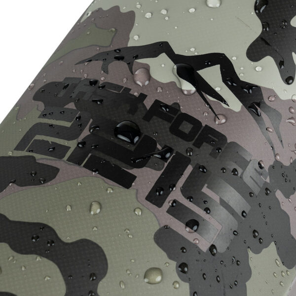 359346 51 08 <p>De TF-2215 Drybag 10L Camo is een robuuste waterdichte duffel bag, ideaal voor avontuurlijke outdoor activiteiten zoals kajakken, raften en kamperen. Dankzij het stevige handvat en het handige sluitsysteem blijft de inhoud tot 10 liter droog, zelfs bij spatwater en kortstondige onderdompeling. Met afmetingen van 42 x 20 x 20 cm is deze tas perfect voor al je essentiële spullen, zodat je zorgeloos van je avontuur kunt genieten.</p>