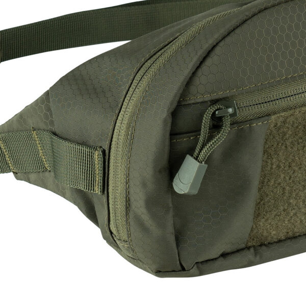 359397 11 06 1 <p>De Hexagon Heuptas tactical is een multifunctionele heuptas ontworpen voor outdoor avonturen, airsoft en dagelijks gebruik. Gemaakt van stevig 600D polyester, biedt deze tas een modern hexagon-patroon en diverse opbergmogelijkheden, waaronder een vak met ritssluiting van mesh en een modulair systeem voor munitie of accessoires. Met een verstelbare band en klittenband voor patches is deze heuptas zowel praktisch als stijlvol, perfect voor iedere gelegenheid.</p>