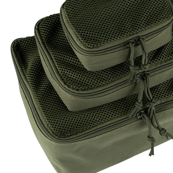 359580 125 02 <p>De Molle organizer Set bestaat uit drie handige pouches, ideaal voor het organiseren van uw reistas. Deze pouches zijn vervaardigd uit duurzaam 600D polyester Oxford-stof en beschikken over een bovenstuk van gaas voor optimale zichtbaarheid. Dankzij de verschillende MOLLE-lussen kunt u ze eenvoudig bevestigen aan uw uitrusting. De set bevat een kleine pouch van 16x12x5 cm, een medium pouch van 23x16x5 cm en een grote pouch van 30x22x13 cm, met een totaal gewicht van slechts 442 gram. Verkrijgbaar in de kleur Ranger Green.</p>
