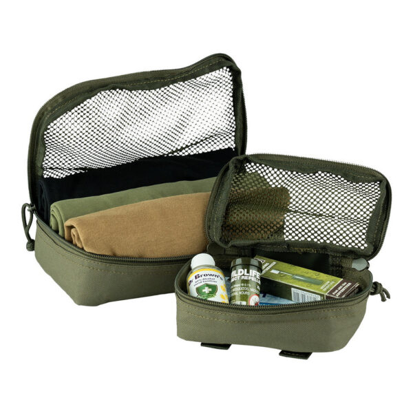 359580 125 06 <p>De Molle organizer Set bestaat uit drie handige pouches, ideaal voor het organiseren van uw reistas. Deze pouches zijn vervaardigd uit duurzaam 600D polyester Oxford-stof en beschikken over een bovenstuk van gaas voor optimale zichtbaarheid. Dankzij de verschillende MOLLE-lussen kunt u ze eenvoudig bevestigen aan uw uitrusting. De set bevat een kleine pouch van 16x12x5 cm, een medium pouch van 23x16x5 cm en een grote pouch van 30x22x13 cm, met een totaal gewicht van slechts 442 gram. Verkrijgbaar in de kleur Ranger Green.</p>