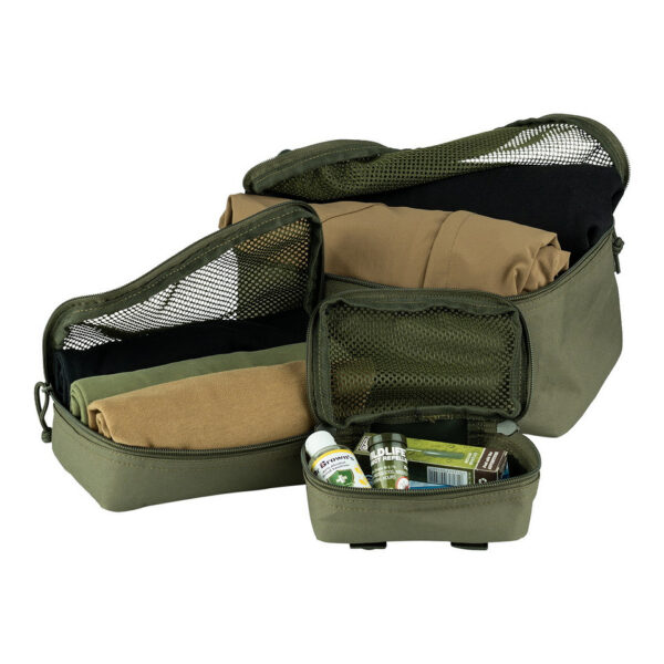 359580 125 07 <p>De Molle organizer Set bestaat uit drie handige pouches, ideaal voor het organiseren van uw reistas. Deze pouches zijn vervaardigd uit duurzaam 600D polyester Oxford-stof en beschikken over een bovenstuk van gaas voor optimale zichtbaarheid. Dankzij de verschillende MOLLE-lussen kunt u ze eenvoudig bevestigen aan uw uitrusting. De set bevat een kleine pouch van 16x12x5 cm, een medium pouch van 23x16x5 cm en een grote pouch van 30x22x13 cm, met een totaal gewicht van slechts 442 gram. Verkrijgbaar in de kleur Ranger Green.</p>