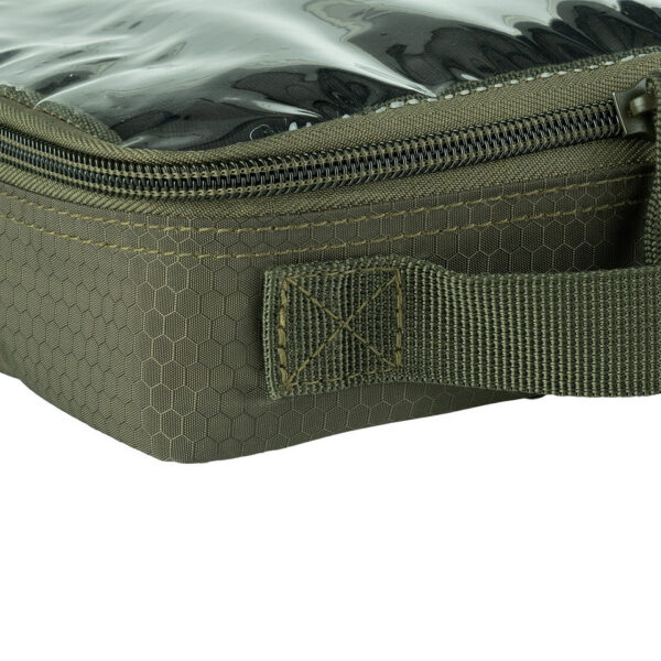 359582 11 03 1 <p>De 101INC Hexagon Organizer transparant middel is de ideale oplossing om jouw uitrusting georganiseerd en overzichtelijk te houden. Met een praktisch transparant venster vind je snel wat je nodig hebt, terwijl het MOLLE-systeem aan de achterkant zorgt voor eenvoudige bevestiging aan tassen. Gemaakt van duurzaam 100% polyester en met afmetingen van 23 cm in lengte, 16 cm in breedte en 6 cm in diepte, is deze organizer perfect voor elke outdoor liefhebber.</p>