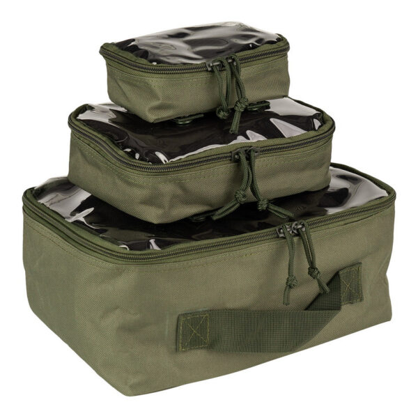 359584 11 01 1 <p>De Organizers transparant set van 3 stuks is de ideale oplossing om je tas efficiënt te organiseren. Met een transparant bovenstuk en verschillende MOLLE-lussen voor bevestiging, zijn deze pouches perfect voor het opbergen van al je benodigdheden. De set bevat drie maten: klein (15x12x5 cm), middel (23x16x6 cm) en groot (29x23x14 cm), allemaal gemaakt van duurzaam 100% polyester. Of je nu op avontuur gaat of gewoon je spullen wilt ordenen, deze organizers bieden functionaliteit en overzicht.</p>