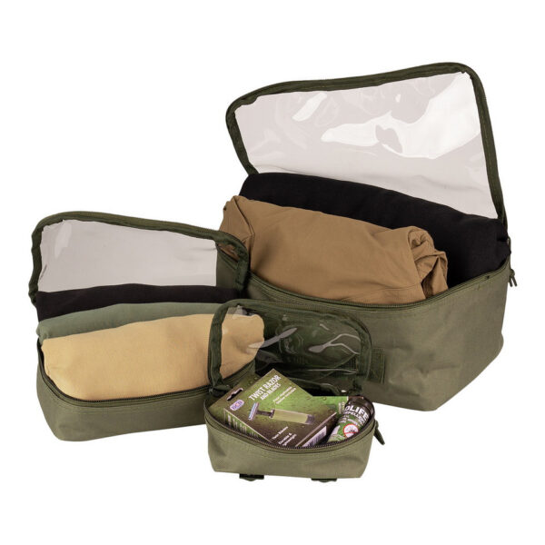 359584 11 05 1 <p>De Organizers transparant set van 3 stuks is de ideale oplossing om je tas efficiënt te organiseren. Met een transparant bovenstuk en verschillende MOLLE-lussen voor bevestiging, zijn deze pouches perfect voor het opbergen van al je benodigdheden. De set bevat drie maten: klein (15x12x5 cm), middel (23x16x6 cm) en groot (29x23x14 cm), allemaal gemaakt van duurzaam 100% polyester. Of je nu op avontuur gaat of gewoon je spullen wilt ordenen, deze organizers bieden functionaliteit en overzicht.</p>