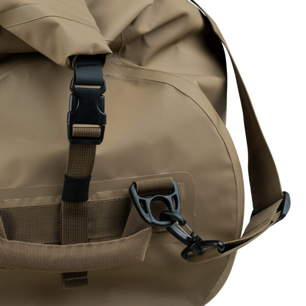 359596 112 07 1 <p>De TF-2215 Waterproof Deployment Duffelbag 90L is een robuuste waterdichte tas, perfect voor avontuurlijke outdoor activiteiten zoals kajakken, kamperen en motorrijden. Met een inhoud van 90 liter biedt deze tas voldoende ruimte voor al je uitrusting. Gemaakt van duurzaam pvc-materiaal met gesealde naden en een veilig sluitsysteem, houdt hij je spullen droog, zelfs in natte omstandigheden. Inclusief verstevigd handvat, gepolsterde schouderdraagband en ventilatiesysteem, is deze tas ideaal voor zowel weekendtrips als lange expedities.</p>