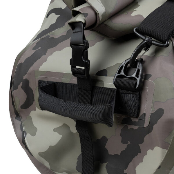 359597 51 07 <p>De TF-2215 Waterproof Deployment Duffelbag Camo 90L is een robuuste en waterdichte tas, perfect voor uitdagende outdoor activiteiten. Met een ruime inhoud van 90 liter en een stevig sluitsysteem blijven je spullen droog tijdens motorrijden, kajakken of kamperen. Voorzien van handige bevestigingsriemen, een verstevigd handvat en een comfortabele schouderdraagband, is deze duffelbag ideaal voor avontuurlijke expedities en weekendtrips.</p>