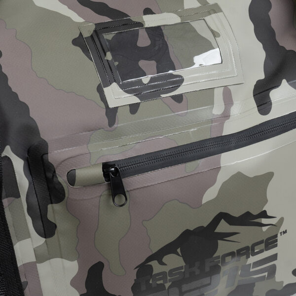 359597 51 08 <p>De TF-2215 Waterproof Deployment Duffelbag Camo 90L is een robuuste en waterdichte tas, perfect voor uitdagende outdoor activiteiten. Met een ruime inhoud van 90 liter en een stevig sluitsysteem blijven je spullen droog tijdens motorrijden, kajakken of kamperen. Voorzien van handige bevestigingsriemen, een verstevigd handvat en een comfortabele schouderdraagband, is deze duffelbag ideaal voor avontuurlijke expedities en weekendtrips.</p>