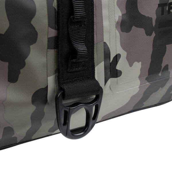 359597 51 09 <p>De TF-2215 Waterproof Deployment Duffelbag Camo 90L is een robuuste en waterdichte tas, perfect voor uitdagende outdoor activiteiten. Met een ruime inhoud van 90 liter en een stevig sluitsysteem blijven je spullen droog tijdens motorrijden, kajakken of kamperen. Voorzien van handige bevestigingsriemen, een verstevigd handvat en een comfortabele schouderdraagband, is deze duffelbag ideaal voor avontuurlijke expedities en weekendtrips.</p>