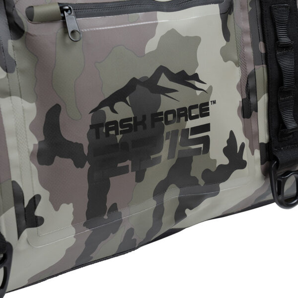 359597 51 10 <p>De TF-2215 Waterproof Deployment Duffelbag Camo 90L is een robuuste en waterdichte tas, perfect voor uitdagende outdoor activiteiten. Met een ruime inhoud van 90 liter en een stevig sluitsysteem blijven je spullen droog tijdens motorrijden, kajakken of kamperen. Voorzien van handige bevestigingsriemen, een verstevigd handvat en een comfortabele schouderdraagband, is deze duffelbag ideaal voor avontuurlijke expedities en weekendtrips.</p>