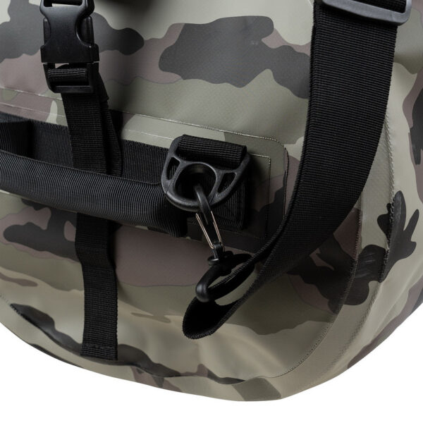 359597 51 11 <p>De TF-2215 Waterproof Deployment Duffelbag Camo 90L is een robuuste en waterdichte tas, perfect voor uitdagende outdoor activiteiten. Met een ruime inhoud van 90 liter en een stevig sluitsysteem blijven je spullen droog tijdens motorrijden, kajakken of kamperen. Voorzien van handige bevestigingsriemen, een verstevigd handvat en een comfortabele schouderdraagband, is deze duffelbag ideaal voor avontuurlijke expedities en weekendtrips.</p>