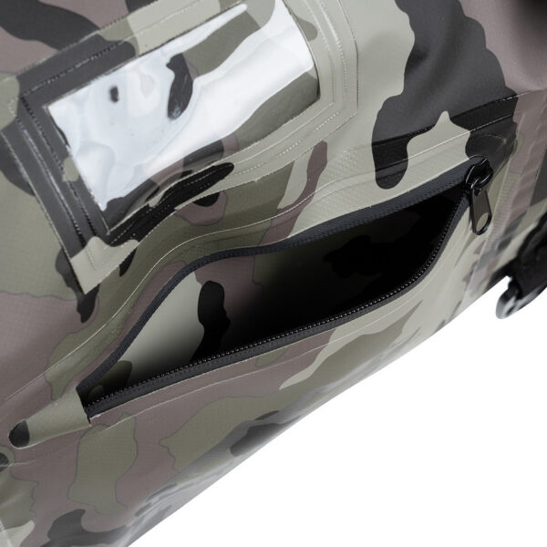 359597 51 12 <p>De TF-2215 Waterproof Deployment Duffelbag Camo 90L is een robuuste en waterdichte tas, perfect voor uitdagende outdoor activiteiten. Met een ruime inhoud van 90 liter en een stevig sluitsysteem blijven je spullen droog tijdens motorrijden, kajakken of kamperen. Voorzien van handige bevestigingsriemen, een verstevigd handvat en een comfortabele schouderdraagband, is deze duffelbag ideaal voor avontuurlijke expedities en weekendtrips.</p>