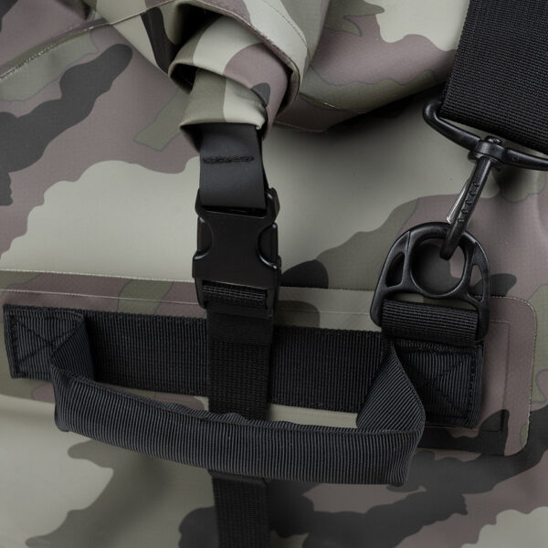 359597 51 13 <p>De TF-2215 Waterproof Deployment Duffelbag Camo 90L is een robuuste en waterdichte tas, perfect voor uitdagende outdoor activiteiten. Met een ruime inhoud van 90 liter en een stevig sluitsysteem blijven je spullen droog tijdens motorrijden, kajakken of kamperen. Voorzien van handige bevestigingsriemen, een verstevigd handvat en een comfortabele schouderdraagband, is deze duffelbag ideaal voor avontuurlijke expedities en weekendtrips.</p>