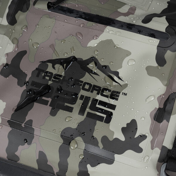 359597 51 14 <p>De TF-2215 Waterproof Deployment Duffelbag Camo 90L is een robuuste en waterdichte tas, perfect voor uitdagende outdoor activiteiten. Met een ruime inhoud van 90 liter en een stevig sluitsysteem blijven je spullen droog tijdens motorrijden, kajakken of kamperen. Voorzien van handige bevestigingsriemen, een verstevigd handvat en een comfortabele schouderdraagband, is deze duffelbag ideaal voor avontuurlijke expedities en weekendtrips.</p>