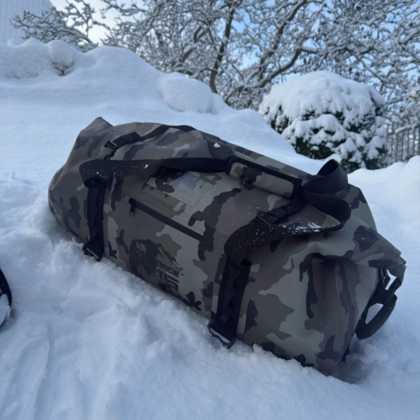 359597 51 15 <p>De TF-2215 Waterproof Deployment Duffelbag Camo 90L is een robuuste en waterdichte tas, perfect voor uitdagende outdoor activiteiten. Met een ruime inhoud van 90 liter en een stevig sluitsysteem blijven je spullen droog tijdens motorrijden, kajakken of kamperen. Voorzien van handige bevestigingsriemen, een verstevigd handvat en een comfortabele schouderdraagband, is deze duffelbag ideaal voor avontuurlijke expedities en weekendtrips.</p>