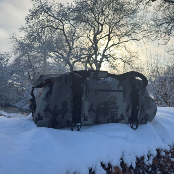 359597 51 16 <p>De TF-2215 Waterproof Deployment Duffelbag Camo 90L is een robuuste en waterdichte tas, perfect voor uitdagende outdoor activiteiten. Met een ruime inhoud van 90 liter en een stevig sluitsysteem blijven je spullen droog tijdens motorrijden, kajakken of kamperen. Voorzien van handige bevestigingsriemen, een verstevigd handvat en een comfortabele schouderdraagband, is deze duffelbag ideaal voor avontuurlijke expedities en weekendtrips.</p>