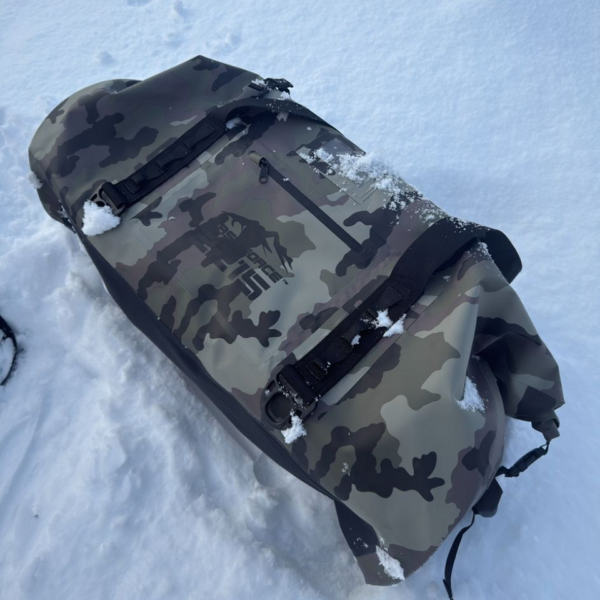 359597 51 17 <p>De TF-2215 Waterproof Deployment Duffelbag Camo 90L is een robuuste en waterdichte tas, perfect voor uitdagende outdoor activiteiten. Met een ruime inhoud van 90 liter en een stevig sluitsysteem blijven je spullen droog tijdens motorrijden, kajakken of kamperen. Voorzien van handige bevestigingsriemen, een verstevigd handvat en een comfortabele schouderdraagband, is deze duffelbag ideaal voor avontuurlijke expedities en weekendtrips.</p>