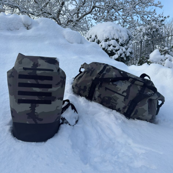 359597 51 18 <p>De TF-2215 Waterproof Deployment Duffelbag Camo 90L is een robuuste en waterdichte tas, perfect voor uitdagende outdoor activiteiten. Met een ruime inhoud van 90 liter en een stevig sluitsysteem blijven je spullen droog tijdens motorrijden, kajakken of kamperen. Voorzien van handige bevestigingsriemen, een verstevigd handvat en een comfortabele schouderdraagband, is deze duffelbag ideaal voor avontuurlijke expedities en weekendtrips.</p>