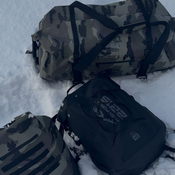 359597 51 19 <p>De TF-2215 Waterproof Deployment Duffelbag Camo 90L is een robuuste en waterdichte tas, perfect voor uitdagende outdoor activiteiten. Met een ruime inhoud van 90 liter en een stevig sluitsysteem blijven je spullen droog tijdens motorrijden, kajakken of kamperen. Voorzien van handige bevestigingsriemen, een verstevigd handvat en een comfortabele schouderdraagband, is deze duffelbag ideaal voor avontuurlijke expedities en weekendtrips.</p>
