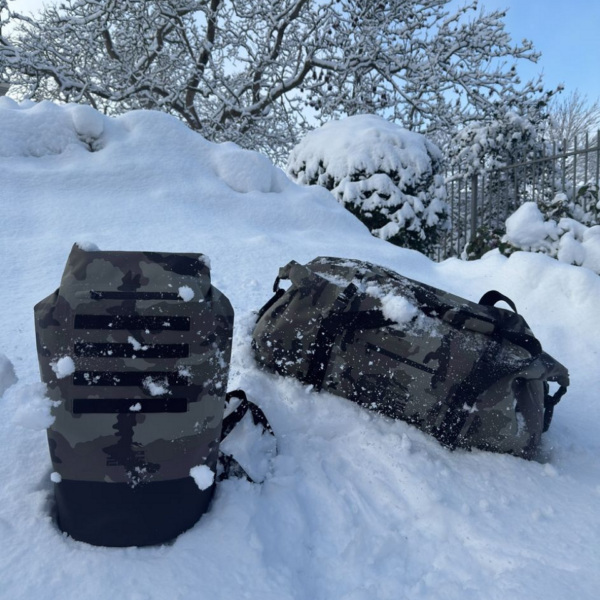 359597 51 20 <p>De TF-2215 Waterproof Deployment Duffelbag Camo 90L is een robuuste en waterdichte tas, perfect voor uitdagende outdoor activiteiten. Met een ruime inhoud van 90 liter en een stevig sluitsysteem blijven je spullen droog tijdens motorrijden, kajakken of kamperen. Voorzien van handige bevestigingsriemen, een verstevigd handvat en een comfortabele schouderdraagband, is deze duffelbag ideaal voor avontuurlijke expedities en weekendtrips.</p>