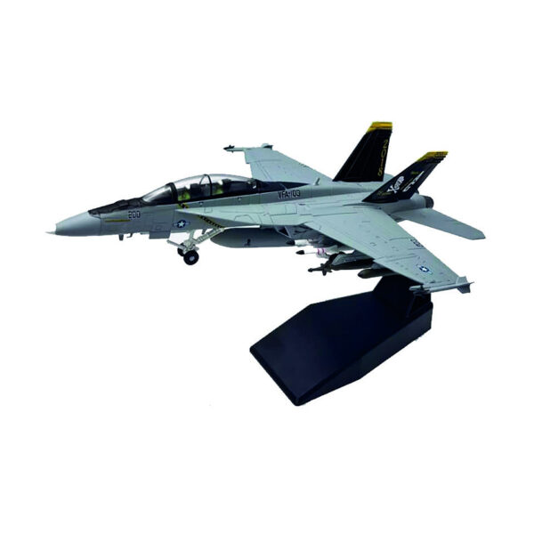 412712 99 F 18202 <p>Ontdek het gedetailleerde Die-cast Model van de F/A-18F Strike Fighter in schaal 1:100. Dit indrukwekkende model, vervaardigd met een metalen basis en plastic onderdelen, weerspiegelt de veelzijdigheid en prestaties van dit moderne gevechtsvliegtuig dat dienstdoet binnen de Amerikaanse marine. Ideaal voor verzamelaars en liefhebbers van militaire luchtvaart, en perfect te presenteren op de bijgeleverde standaard.</p>