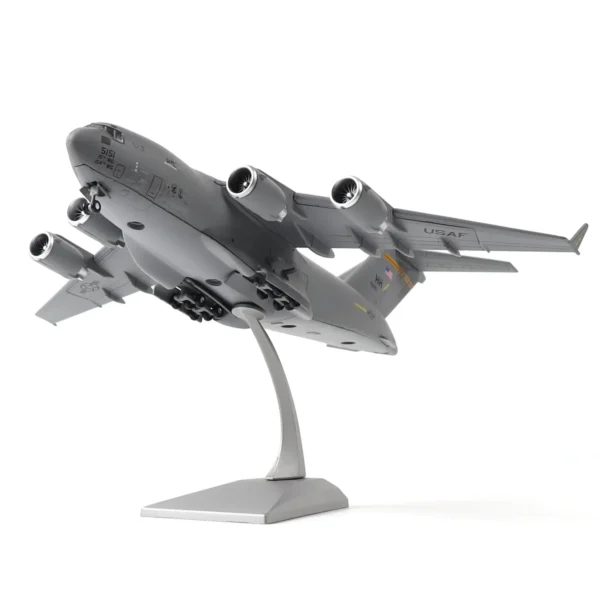 412714 99 02 <p>Ontdek dit gedetailleerde die-cast model van de C-17A Globemaster in schaal 1:200. Dit indrukwekkende militaire transportvliegtuig staat bekend om zijn veelzijdigheid in het vervoeren van troepen, voertuigen en zware vracht wereldwijd. Een hoogwaardige replica die niet alleen een prachtige aanvulling is voor elke luchtvaart- of modelvliegtuigverzameling, maar ook een perfect cadeau voor luchtvaartliefhebbers.</p>