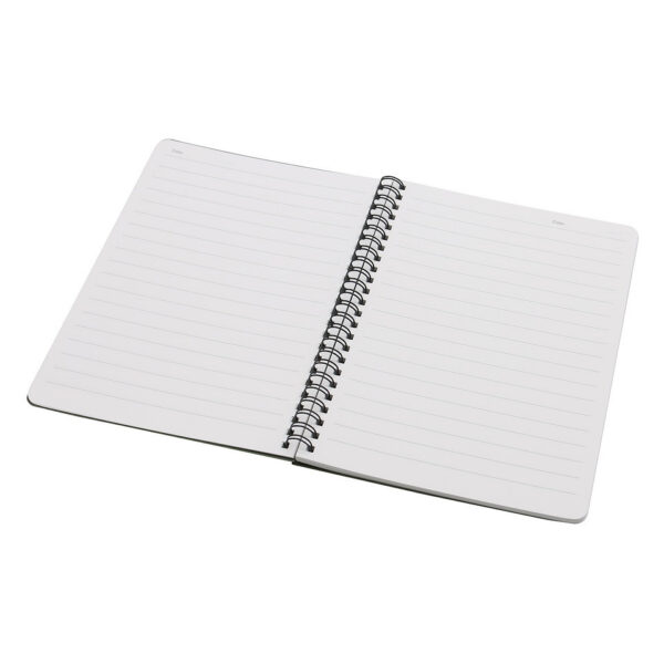 419223 11 03 Het Waterproof Notitieblok A5 is de ideale metgezel voor de avontuurlijke buitenmens. Dit duurzame en waterdichte notitieboek stelt u in staat om onder alle weersomstandigheden uw gedachten en aantekeningen vast te leggen. Met 50 bladzijden en een handige liniaal op de achterkant, bent u altijd voorbereid op uw outdoor-activiteiten. Verkrijgbaar in de kleur groen, biedt dit notitieblok functionaliteit en betrouwbaarheid voor elke expeditie.