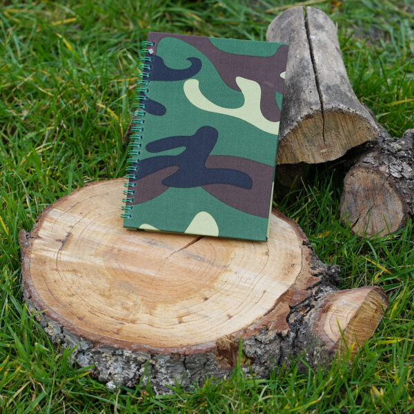 419227 51 02 Ontdek ons Notitieboek A5, vervaardigd van 100% papier, ideaal voor al je aantekeningen en schetsen. Dit praktische notitieboek is verkrijgbaar in de stoere Woodland kleur, perfect voor een avontuurlijke uitstraling. Met zijn handzame formaat past het gemakkelijk in je tas, waardoor je het altijd bij de hand hebt, of je nu op pad bent in de natuur of in de stad. Een must-have voor elke outdoorliefhebber en professional!