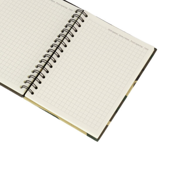 419228 51 02 Ontdek ons Notitieboek A6, vervaardigd van 100% papier, ideaal voor al je aantekeningen, schetsen of planningen. Dit robuuste notitieboek in de stijlvolle Woodland-kleur biedt een perfecte combinatie van functionaliteit en camouflage-look, waardoor het een uitstekende keuze is voor zowel outdoor avonturen als dagelijks gebruik. Compact en praktisch, het Notitieboek A6 past gemakkelijk in je tas en is altijd binnen handbereik.