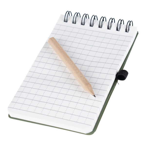 419242 11 03 <p>Het Notitieblok All Weather klein met potlood is de ideale oplossing voor iedereen die aantekeningen wil maken onder uitdagende omstandigheden. Dit compact formaat van 130 mm bij 75 mm bevat watervast papier, waardoor je ook in de regen of vochtige omgevingen probleemloos kunt schrijven. Het wordt geleverd met een handig potlood, zodat je altijd klaar bent om je ideeën, observaties of belangrijke informatie vast te leggen. Perfect voor outdoor activiteiten, avonturen en gebruik in de natuur.</p>