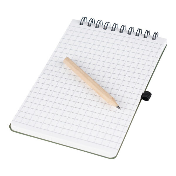 419243 11 03 Het Notitieblok All Weather A6 met potlood is de ideale oplossing voor het maken van aantekeningen in uitdagende omstandigheden. Dit notitieblok is vervaardigd van watervast papier, waardoor het perfect is voor gebruik in de regen of andere vochtige omgevingen. Met zijn compacte A6-formaat en bijgeleverde potlood is het een onmisbare metgezel voor avonturiers, outdoorliefhebbers en professionals die onder alle omstandigheden betrouwbare notities willen maken.