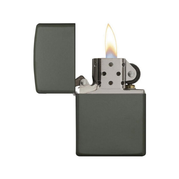 421303 99 03 <p>Ontdek de betrouwbare Zippo aansteker in mat groen, ontworpen voor optimale windbestendigheid en een iconische klik. Deze robuuste metalen aansteker is hervulbaar en gaat een leven lang mee, ideaal voor de avontuurlijke buitenmens. Elke Zippo komt verpakt in een geschenkdoos en is perfect te combineren met originele Zippo premium aanstekerbenzine, vuursteentjes en lonten. Met de legendarische Zippo garantie bent u verzekerd van kwaliteit en duurzaamheid.</p>