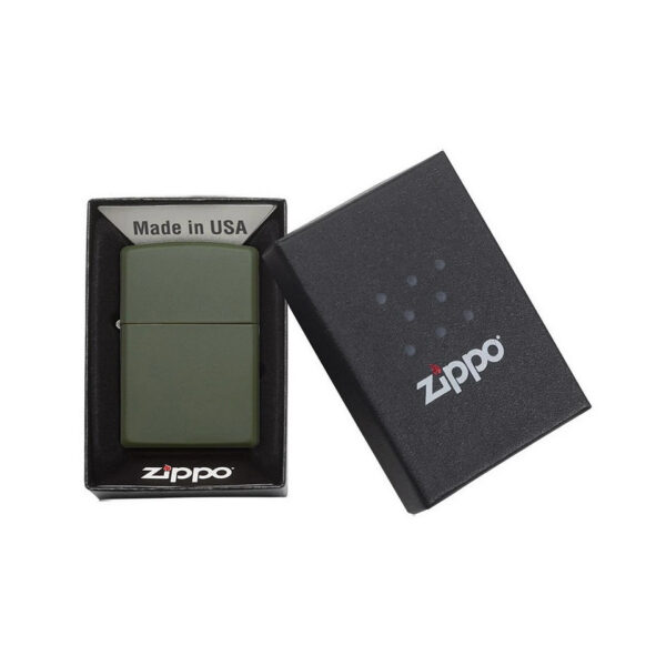 421303 99 05 <p>Ontdek de betrouwbare Zippo aansteker in mat groen, ontworpen voor optimale windbestendigheid en een iconische klik. Deze robuuste metalen aansteker is hervulbaar en gaat een leven lang mee, ideaal voor de avontuurlijke buitenmens. Elke Zippo komt verpakt in een geschenkdoos en is perfect te combineren met originele Zippo premium aanstekerbenzine, vuursteentjes en lonten. Met de legendarische Zippo garantie bent u verzekerd van kwaliteit en duurzaamheid.</p>