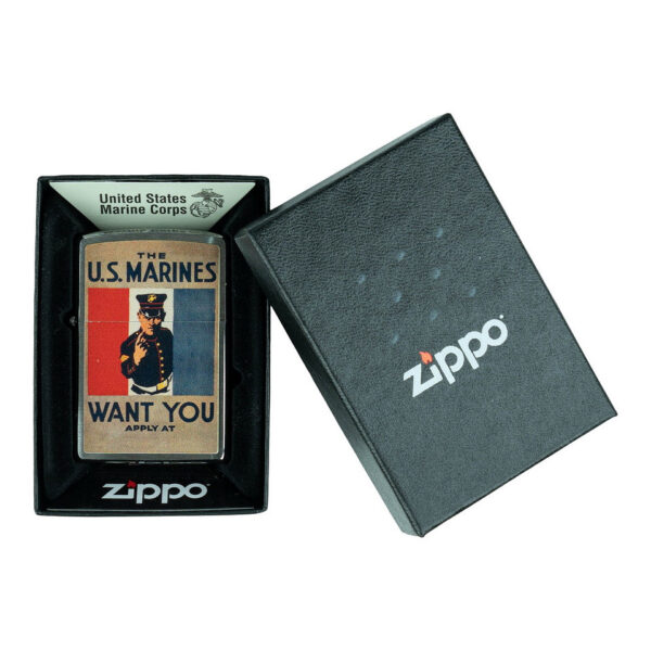 421346 99 04 <p>De Limited Edition Zippo Lighter 'US Marines Want You' is een eerbetoon aan militaire historie en patriottische trots. Met zijn iconische ontwerp en windbestendige functionaliteit, biedt deze aansteker niet alleen stijl maar ook duurzaamheid. Gemaakt van hoogwaardig metaal en geleverd in een geschenkdoos, is deze hervulbare aansteker perfect voor elke gelegenheid. Ondersteund door de Zippo garantie, garandeert hij een leven lang gebruik met de juiste brandstof. Een must-have voor verzamelaars en liefhebbers van vintage Americana.</p>