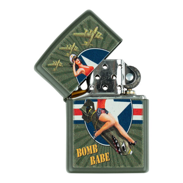 421353 99 02 <p>Ontdek de Limited Edition Zippo Aansteker – Pin-Up Bomb Babe, een eerbetoon aan de iconische pin-up cultuur van de jaren '40 en '50. Deze windbestendige aansteker met de kenmerkende Zippo-klik is vervaardigd van hoogwaardig metaal en biedt een levenslange garantie. Met een unieke illustratie van een klassieke bomb babe, is deze aansteker niet alleen functioneel, maar ook een stijlvol verzamelobject. Perfect verpakt in een geschenkdoos, ideaal om cadeau te doen of jezelf te verwennen.</p>