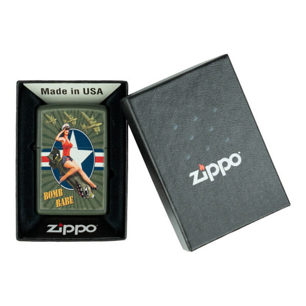 421353 99 04 <p>Ontdek de Limited Edition Zippo Aansteker – Pin-Up Bomb Babe, een eerbetoon aan de iconische pin-up cultuur van de jaren '40 en '50. Deze windbestendige aansteker met de kenmerkende Zippo-klik is vervaardigd van hoogwaardig metaal en biedt een levenslange garantie. Met een unieke illustratie van een klassieke bomb babe, is deze aansteker niet alleen functioneel, maar ook een stijlvol verzamelobject. Perfect verpakt in een geschenkdoos, ideaal om cadeau te doen of jezelf te verwennen.</p>